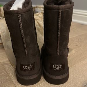 NWT UGG classic in chocolate; size 3